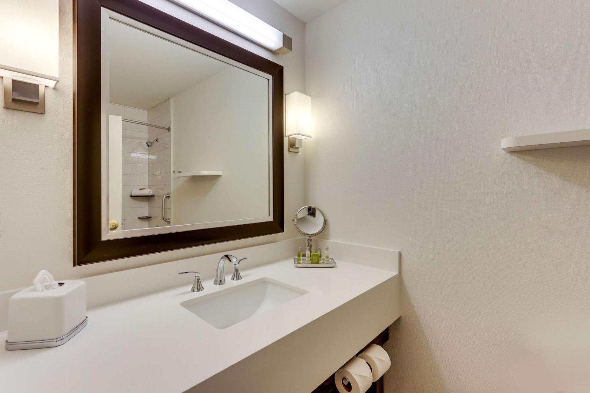 Doubletree By Hilton St. Louis Forest Park מראה חיצוני תמונה