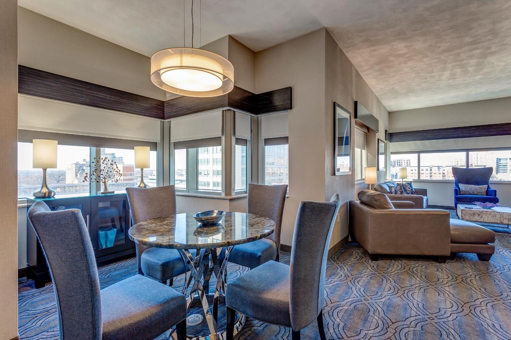 Doubletree By Hilton St. Louis Forest Park מראה חיצוני תמונה